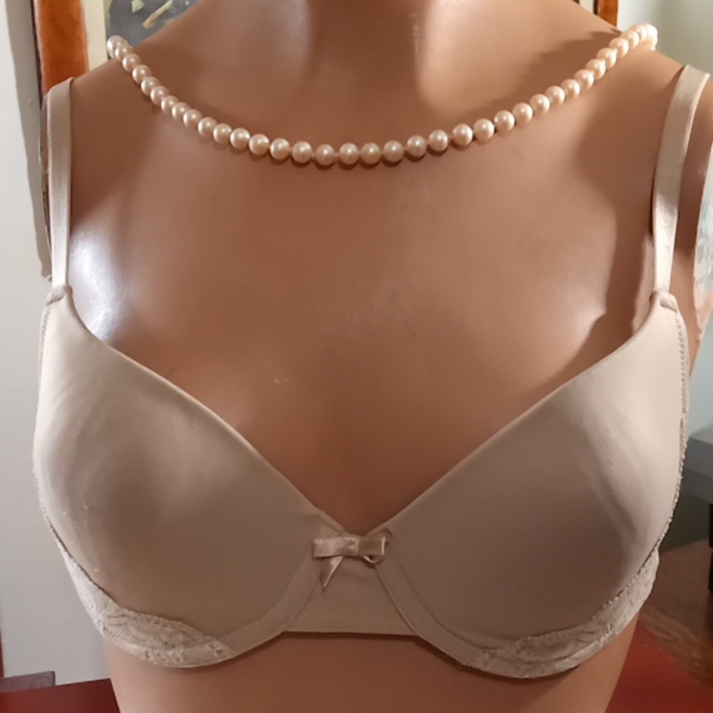 Maidenform total support bra with adjustable straps and lace trim. 34B